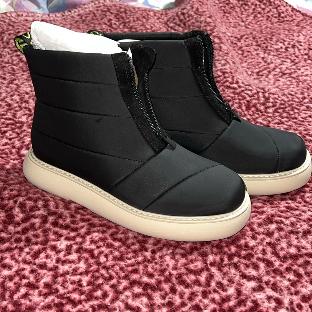 Brand New Toms Puffer Boots